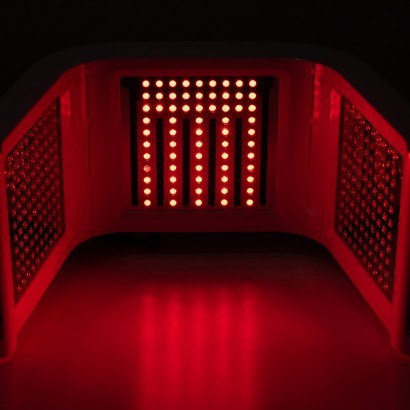 Światło czerwone emitowane przez stojącą lampę LED posiada silne działanie anti-aging i przyśpiesza regenerację skóry