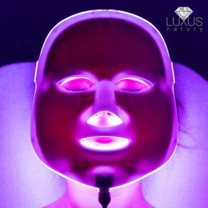 Diody w urządzeniu generują światło mieszane o kolorze fioletowym do terapii trądziku i blizn potrądzikowych