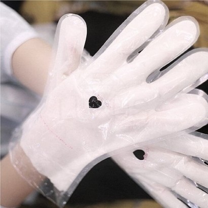 Naturalne składniki rękawiczek zapewniają skórze rąk ujędrnienie, nawilżenie i wygładzenie