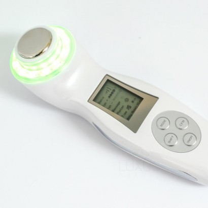 Urządzenie z fototerapią emituje zielone światło LED, które łagodzi stany zapalne skóry i usuwa obrzęki limfatyczne