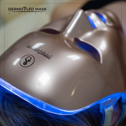 Maska na twarz posiada diody elektroluminescencyjne, które wykorzystuje się do terapii leczenia światłem