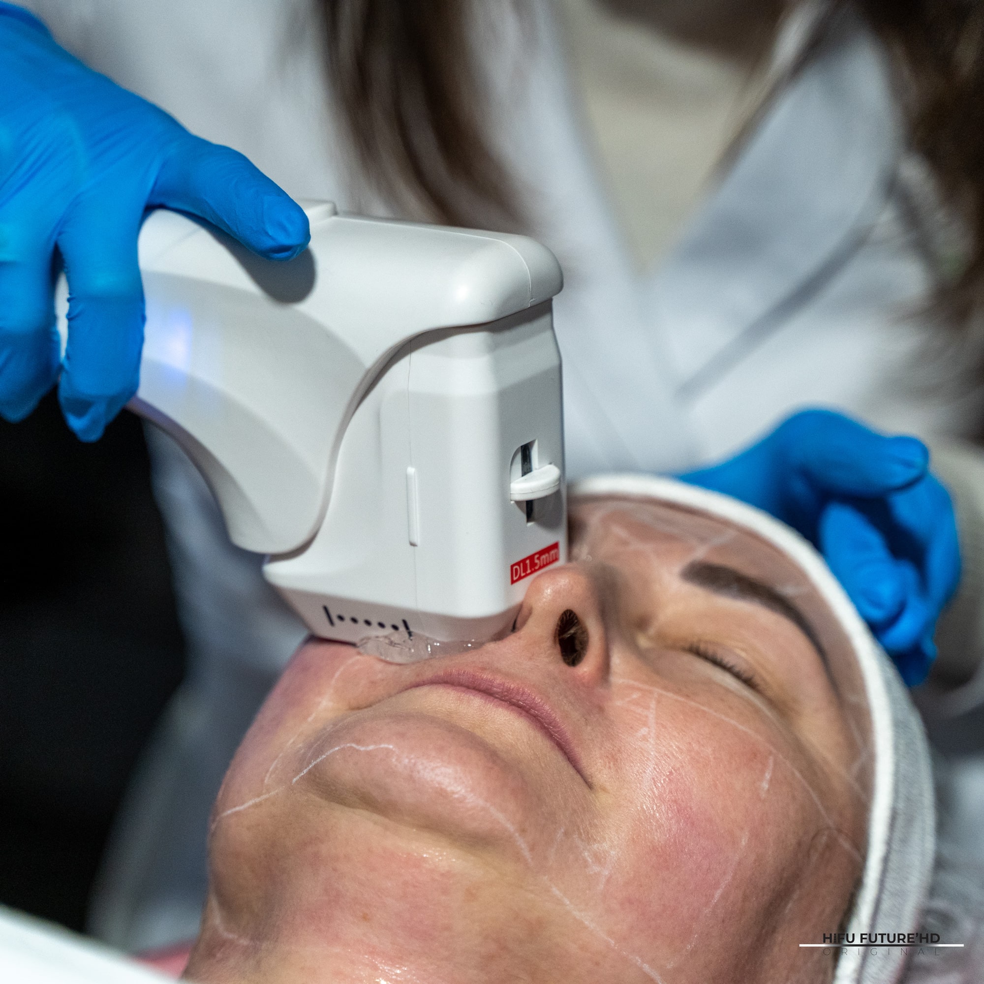 Na zdjęciu kosmetolog pokazuje jak powinno się przykładać głowicę w okolicy nosa