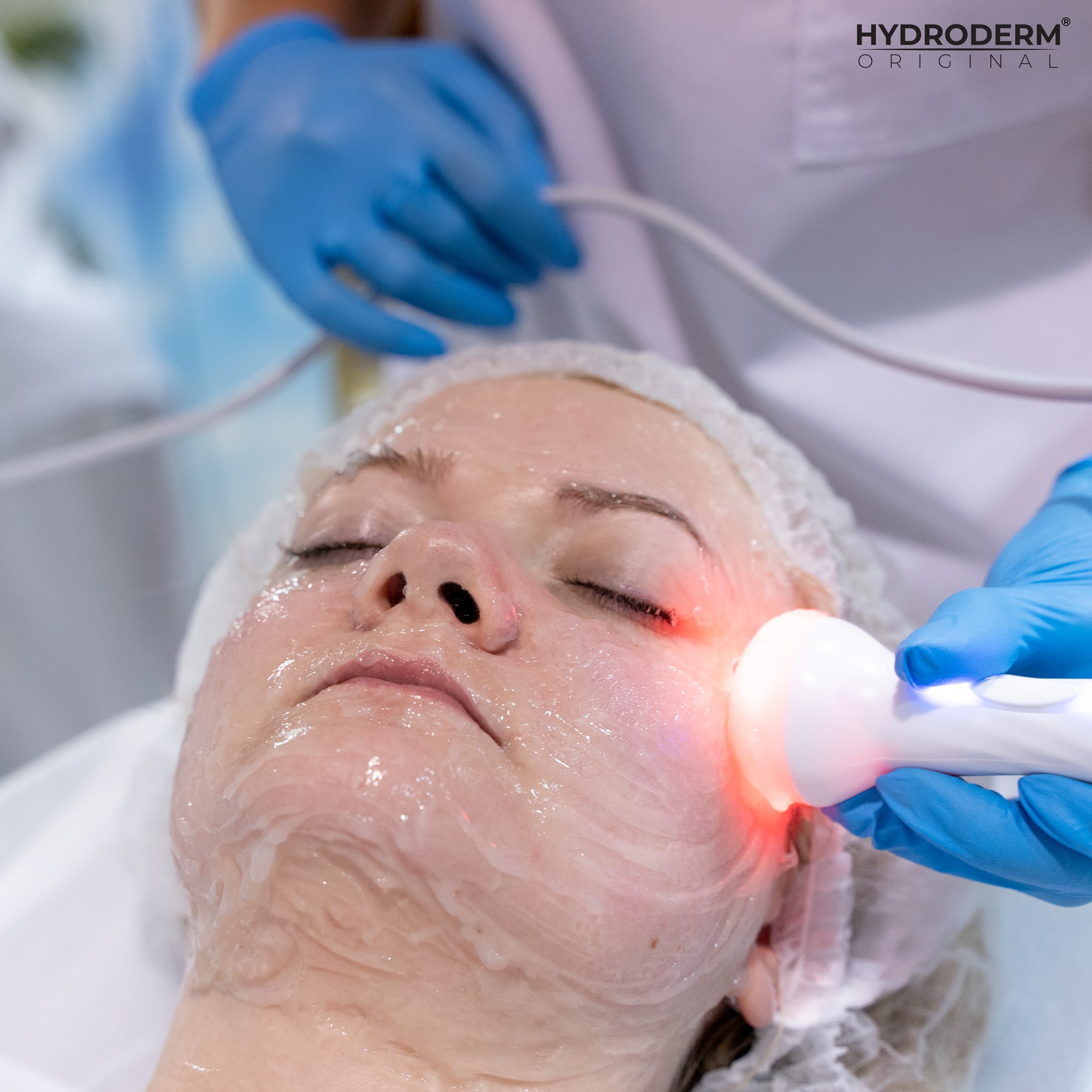 Funkcja fototerapii LED umożliwia potęgować efekty terapii takie jak redukcja zmarszczek czy napięcie skóry