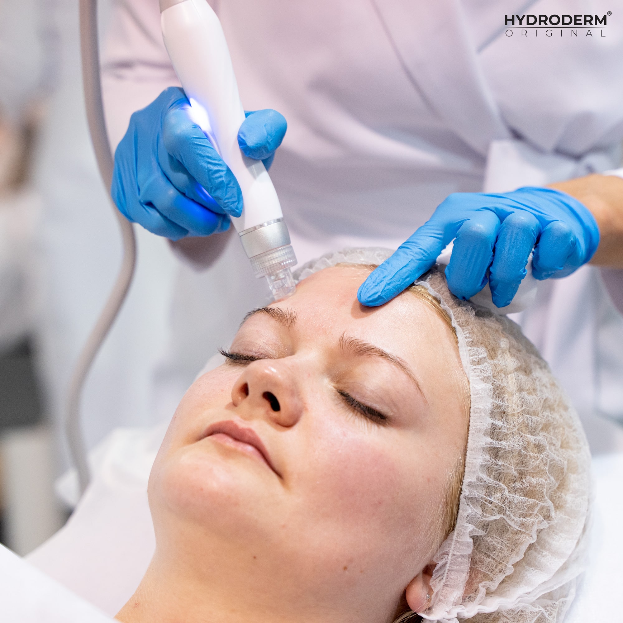 Kosmetolog podczas wykonywania procedury zatrzymuje się i pokazuje uczestniczce, na które miejsca powinna zwrócić szczególną uwagę