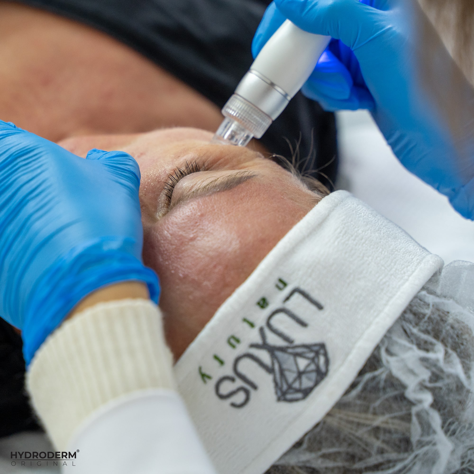 Kosmetolog instruuje jak złuszczać martwe komórki skóry wokół oczu