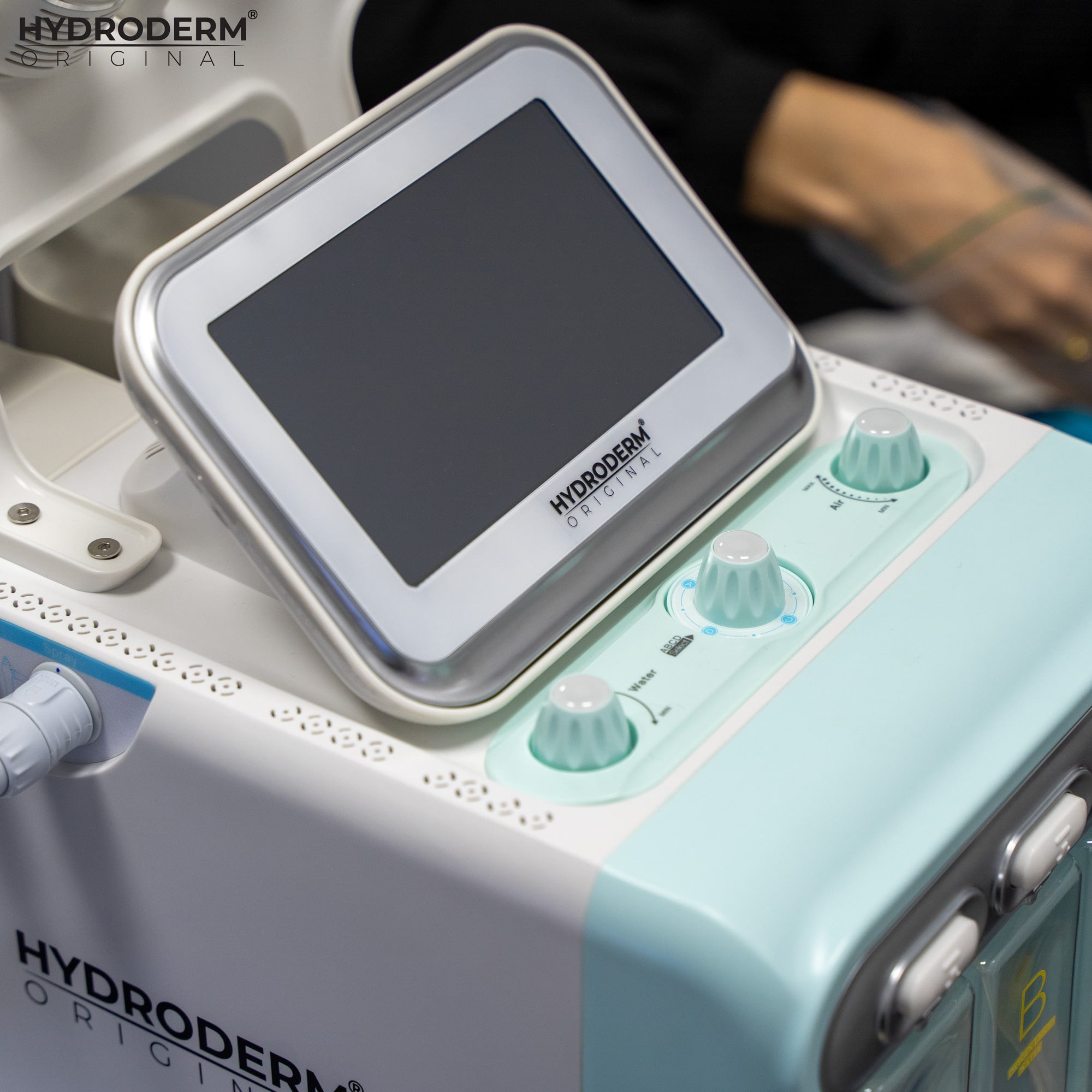 Naszą oryginalną maszynę Hydroderm obsługuje się za pomocą interfejsu dotykowego