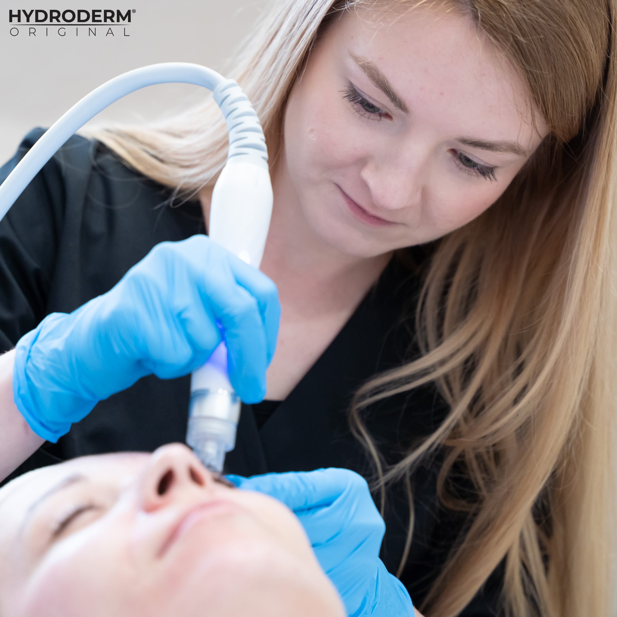 Szkolenie z oczyszczania wodorowego przy użyciu kombajnu Hydroderm 9w1 Original obejmuje praktyczne sesje pod okiem kosmetologa