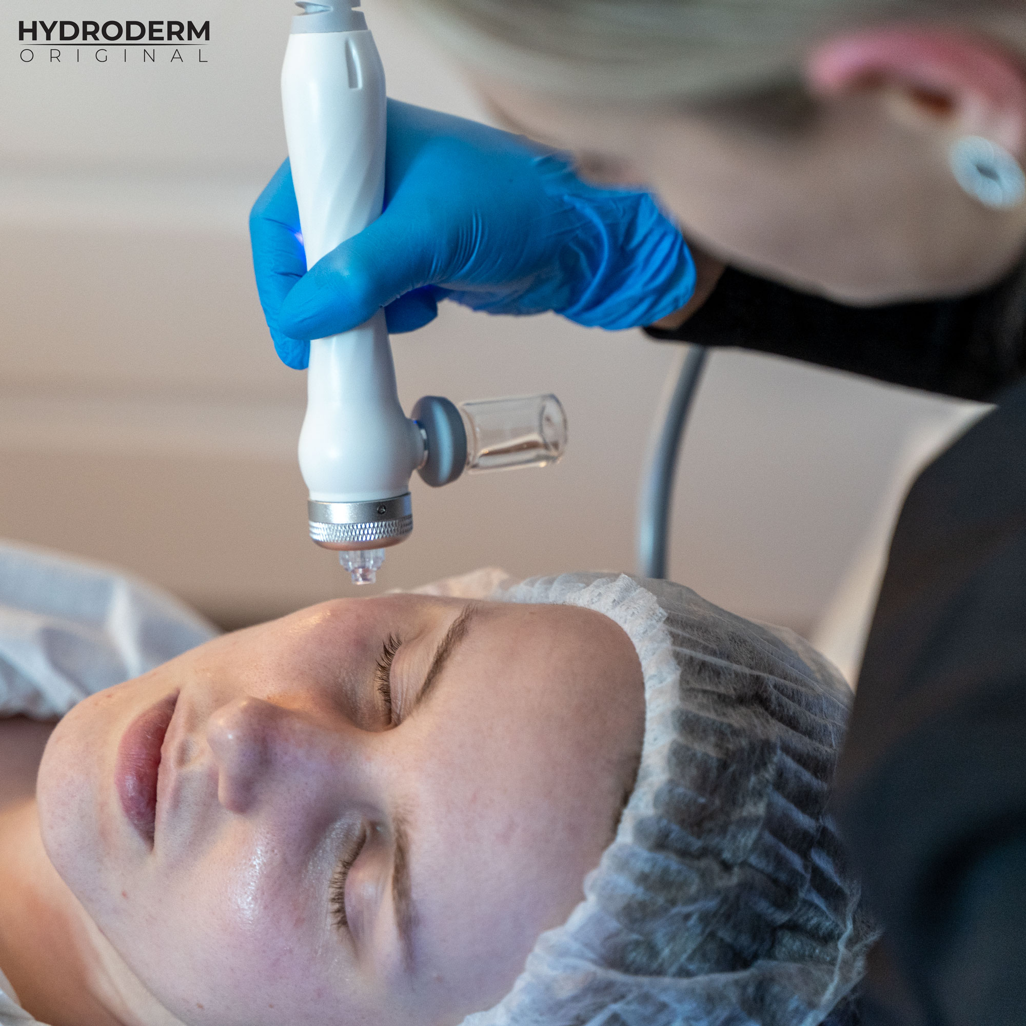 Infuzja wodorowa nie tylko oczyszcza, ale również wprowadza w głąb skóry potrzebne substancje z ampułek kosmetologicznych