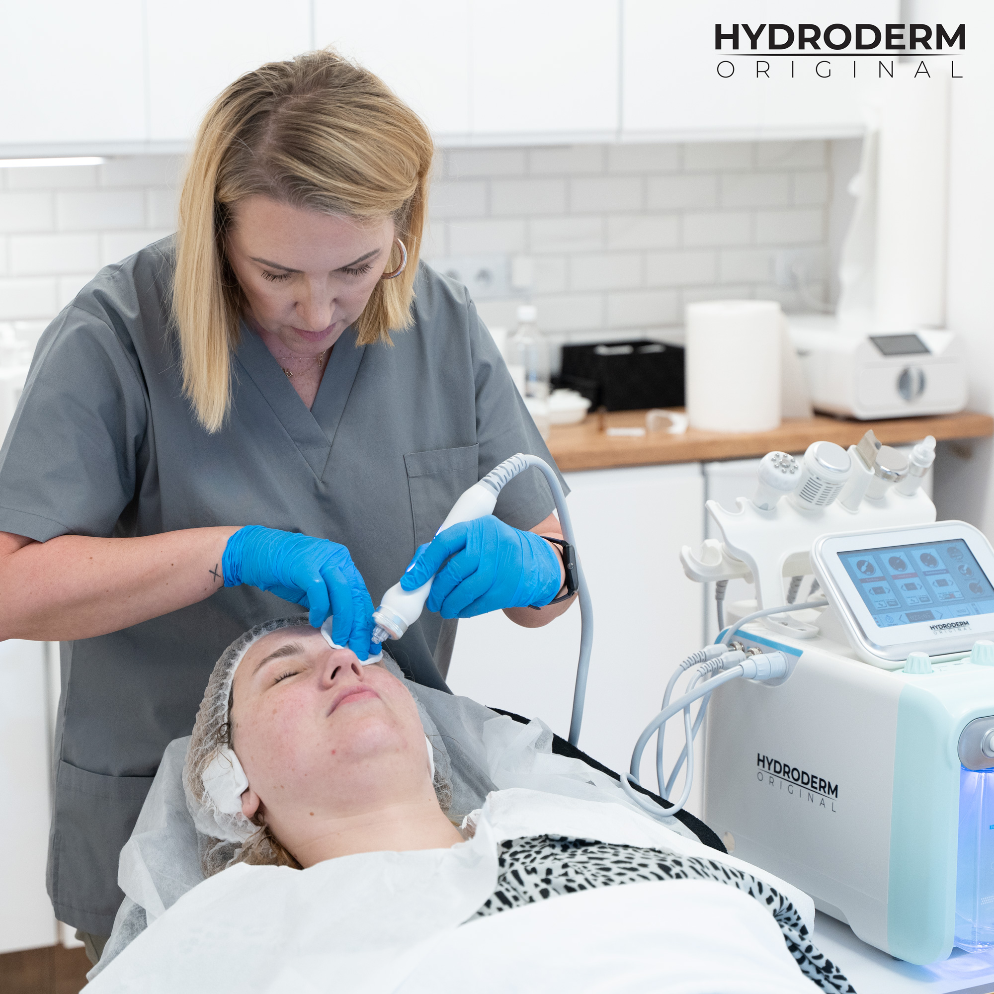 Kosmetolog na szkoleniu radzi jakie ampułki warto wykorzystywać podczas etapu infuzji tlenowej