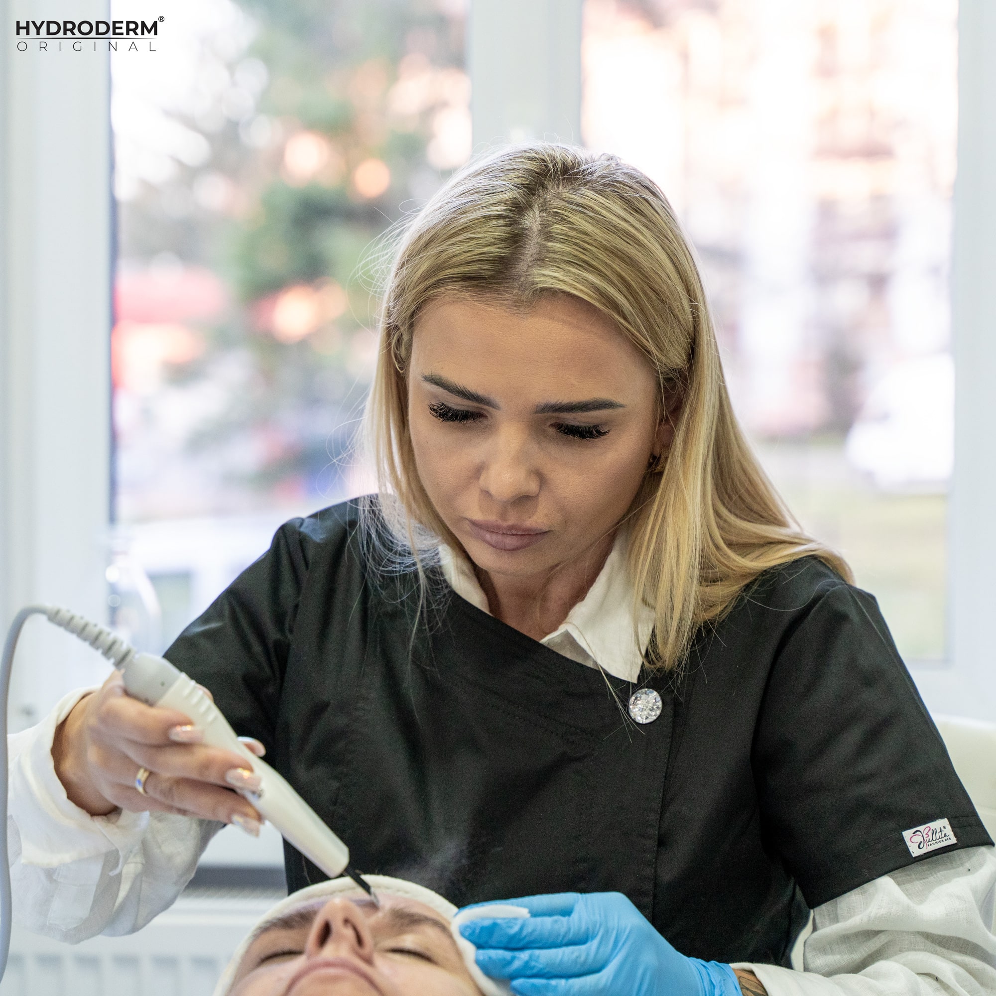 Wszystkie etapy praktyczne są obserwowane przez kosmetologa i pozostałe uczestniczki szkolenia