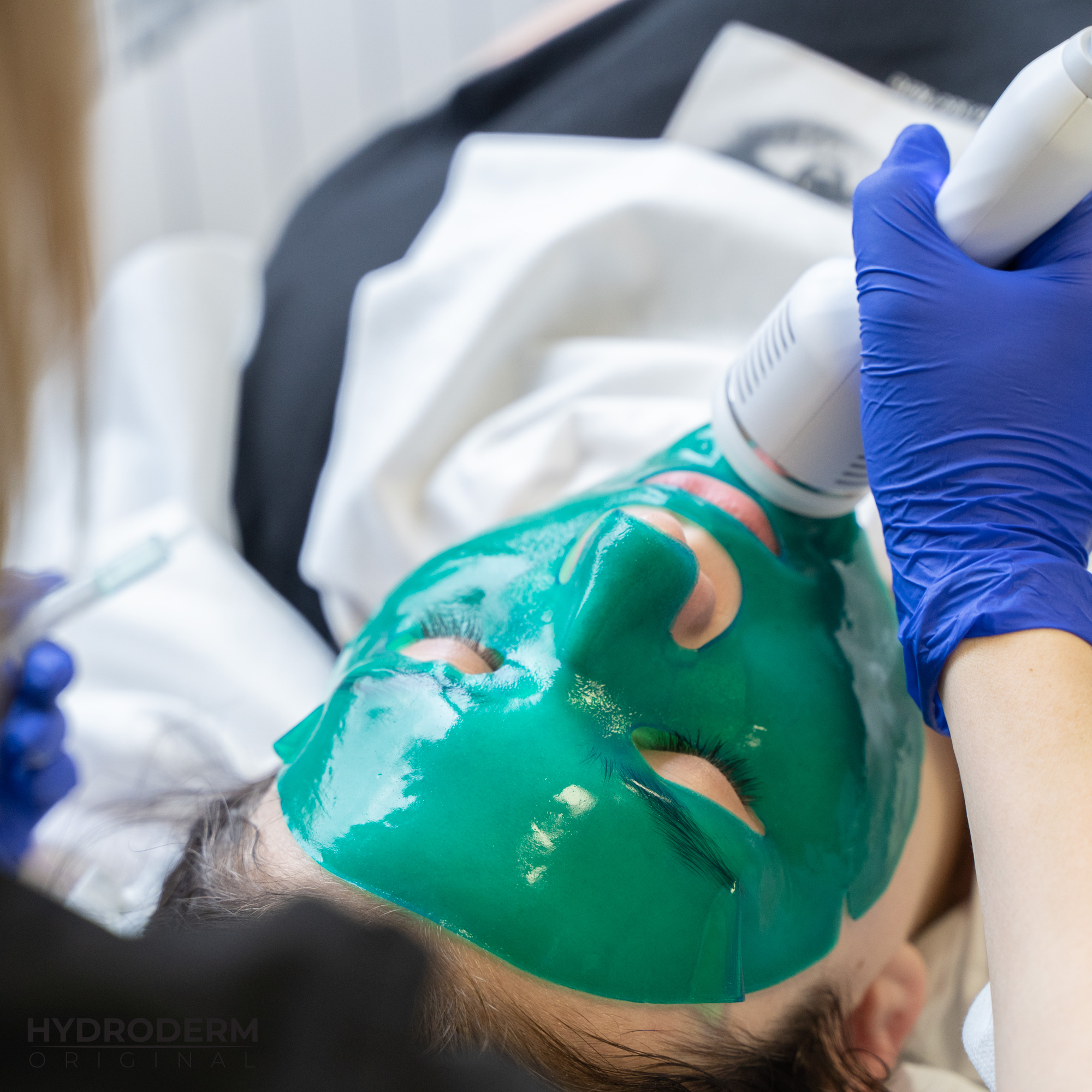 Zanim przystąpimy do etapu krioterapii nakładamy na twarz pacjentki maskę hydrożelową