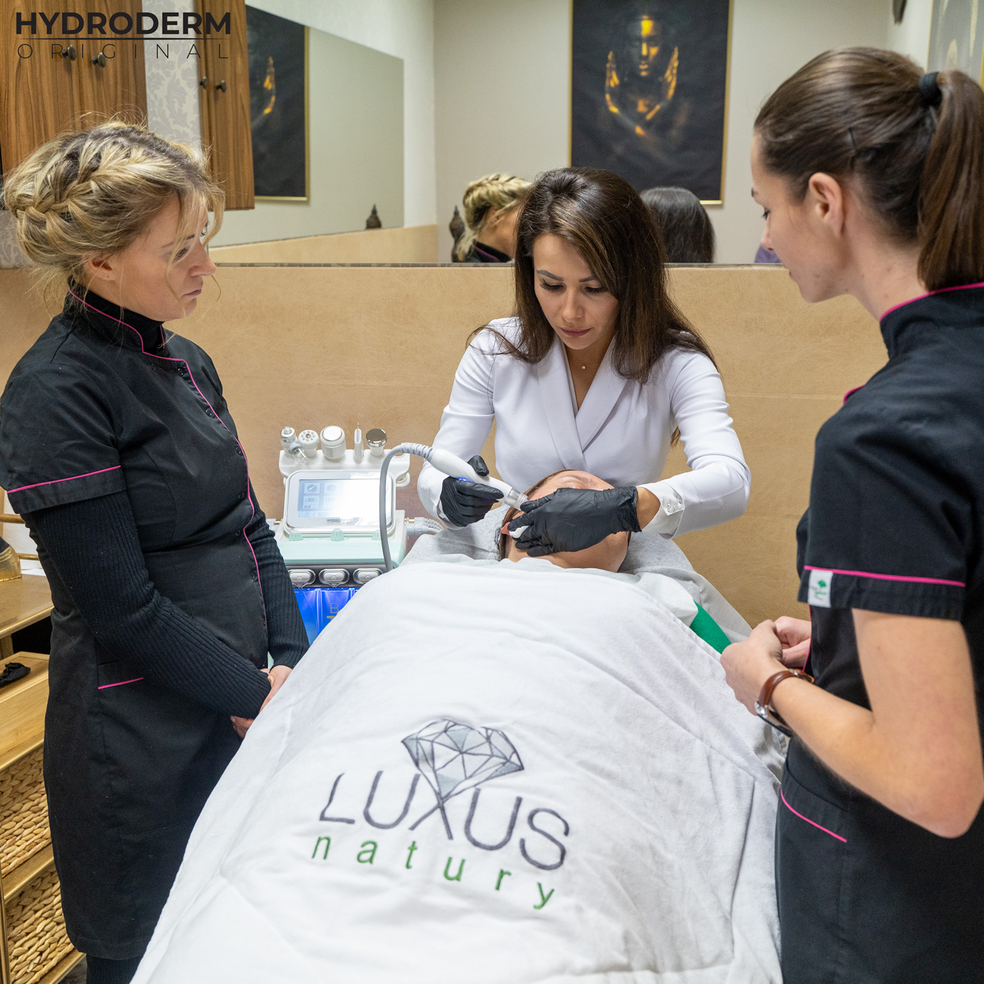 Nasz zespół Luxusnatury pozwala brać udział w szkoleniu innym osobom zatrudnionym w salonie