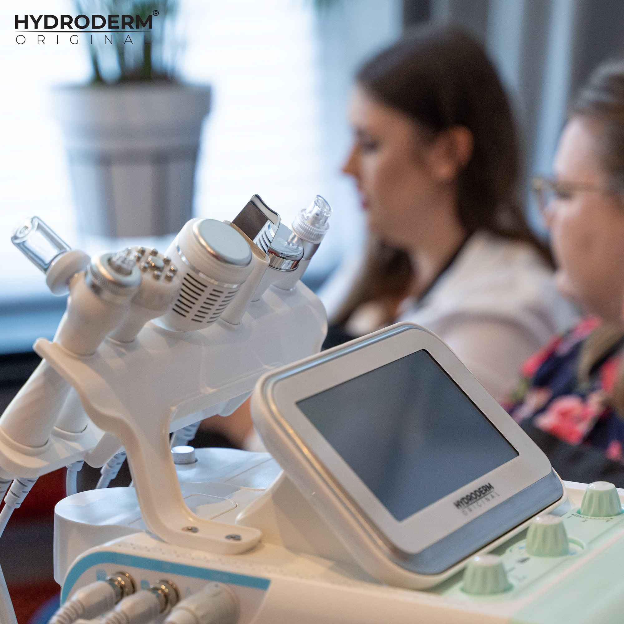 Kosmetolog tłumaczy jakie procedury są dostępne w ramach urządzenia Hydroderm