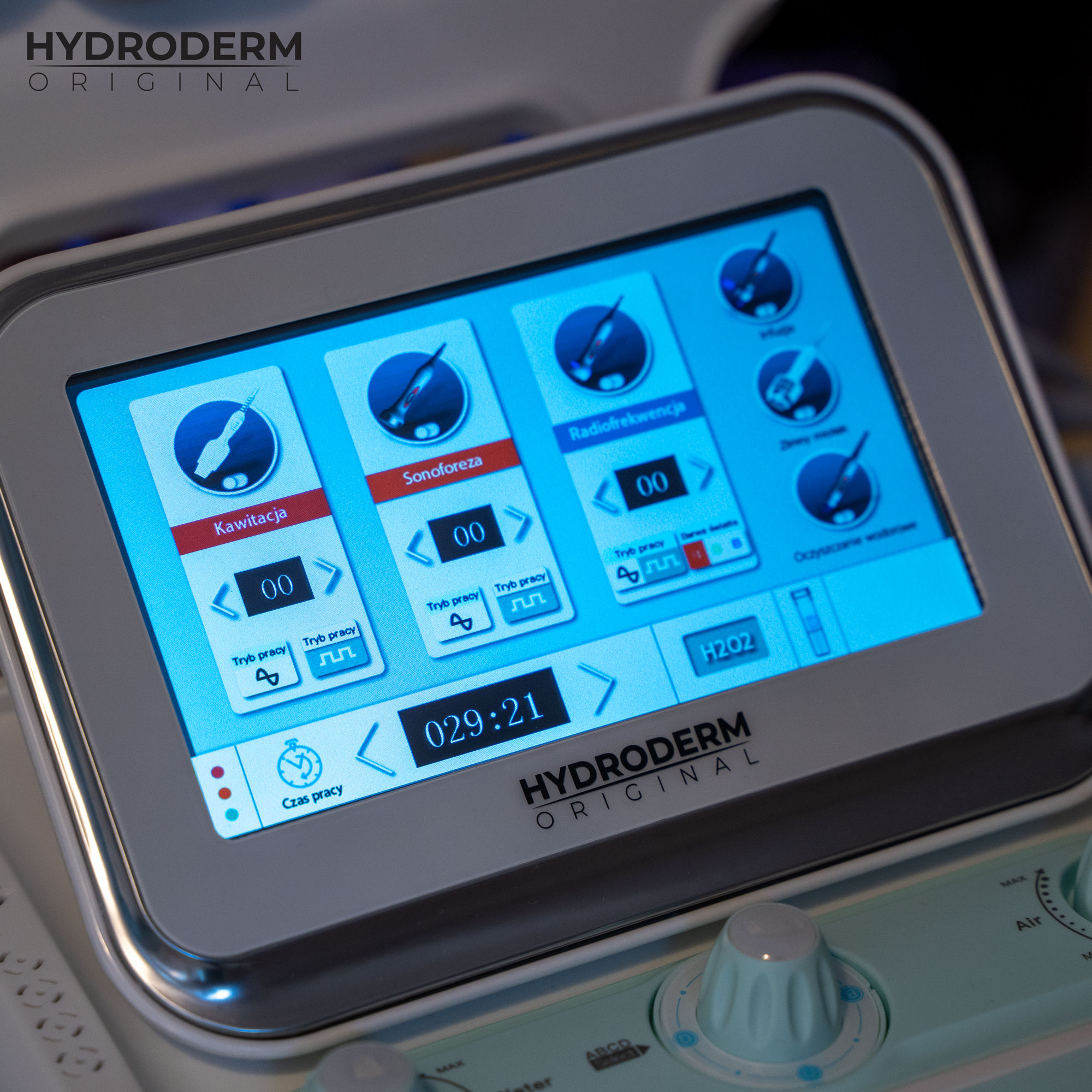 Ekran dotykowy maszyny Hydroderm 9w1 Original między innymi umożliwia przełączyć tryb pracy