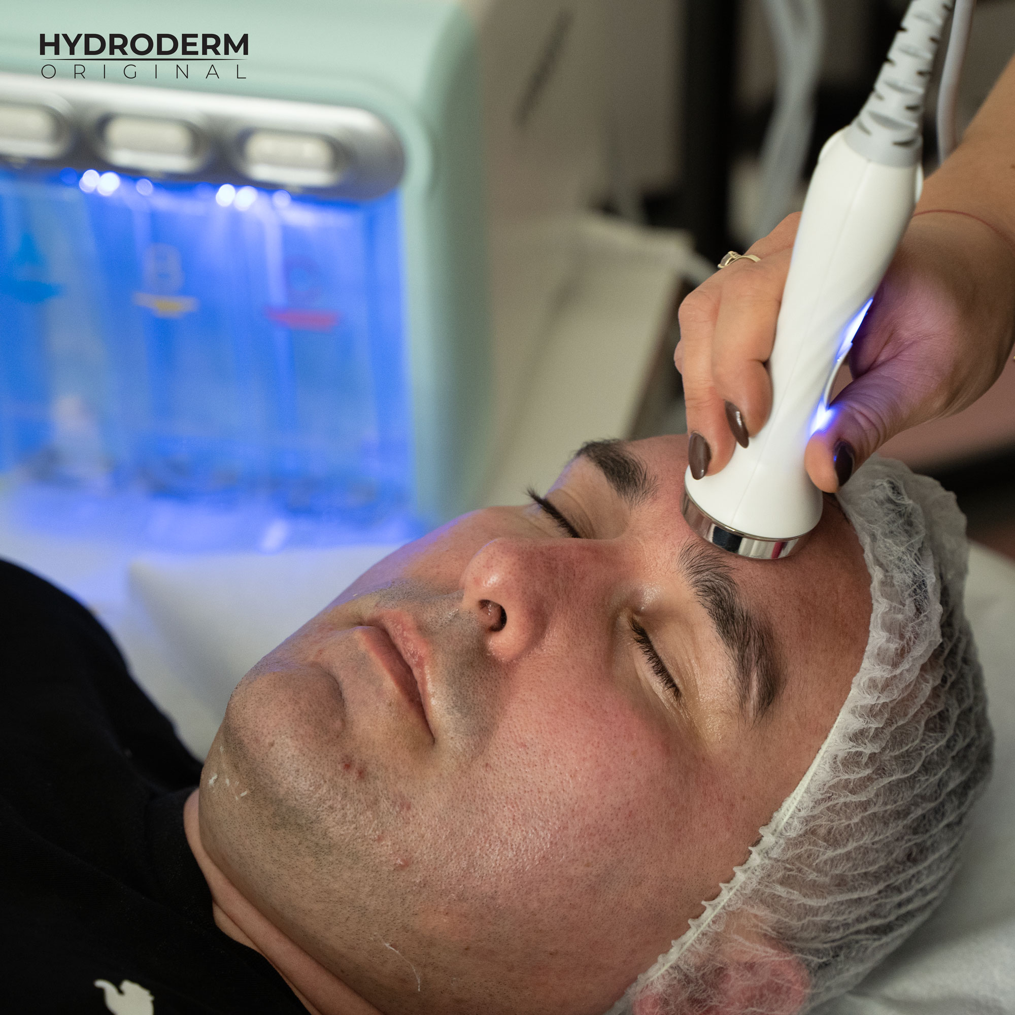 Etap mezoterapii bezigłowej stosuje fale ultradźwiękowe, by wprowadzić składniki aktywne zawarte w kosmetykach