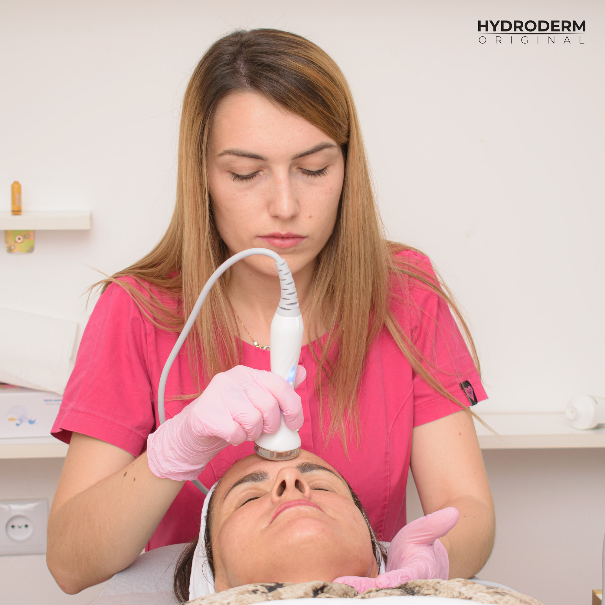 Mezoterapia bezigłowa przy wykorzystaniu ultradźwięków efektywnie wprowadza substancje aktywne zawarte w preparatach kosmetologicznych