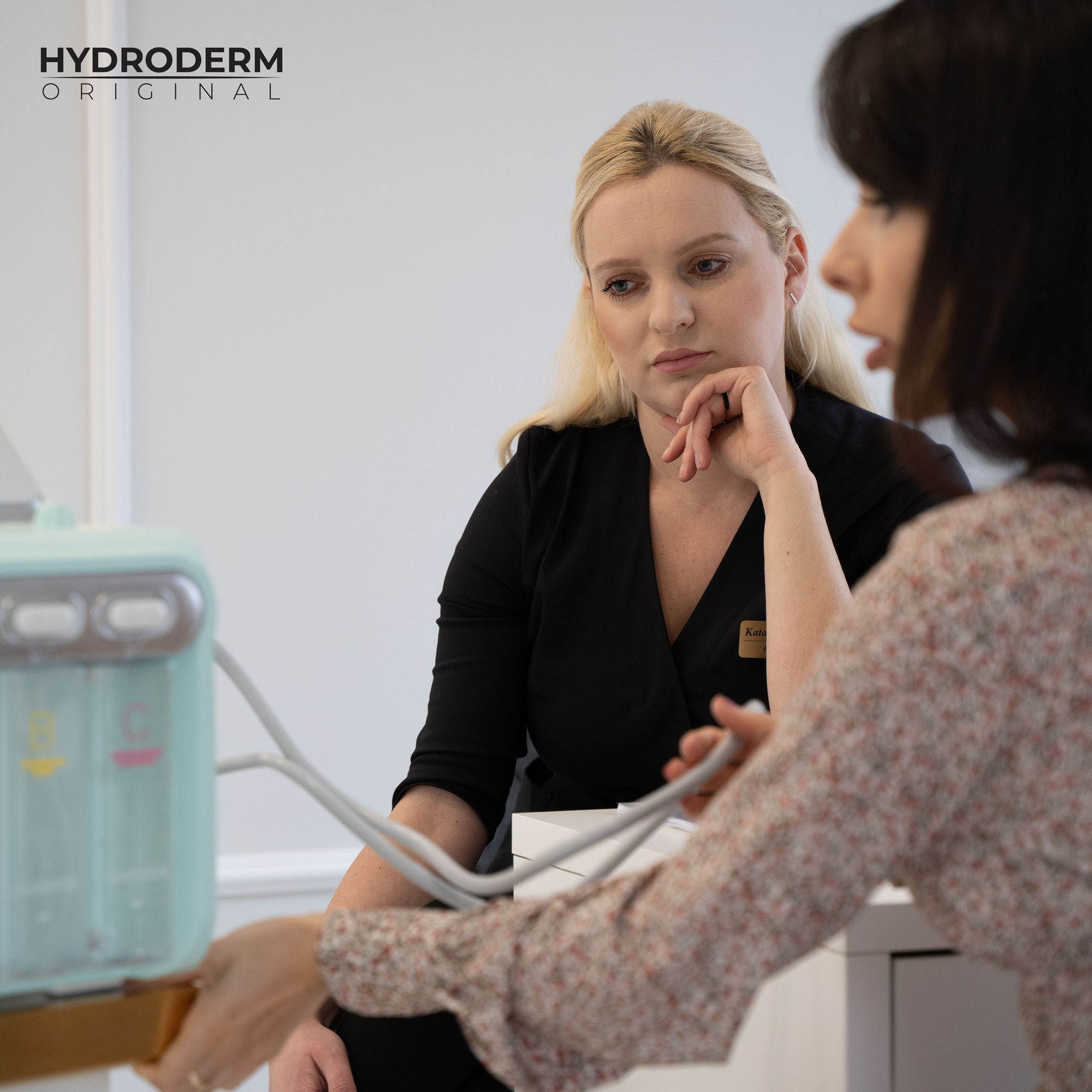 Kosmetolog przygotowuje szczegółową prezentację w ramach szkolenia maszyny Hydroderm 9w1 Original