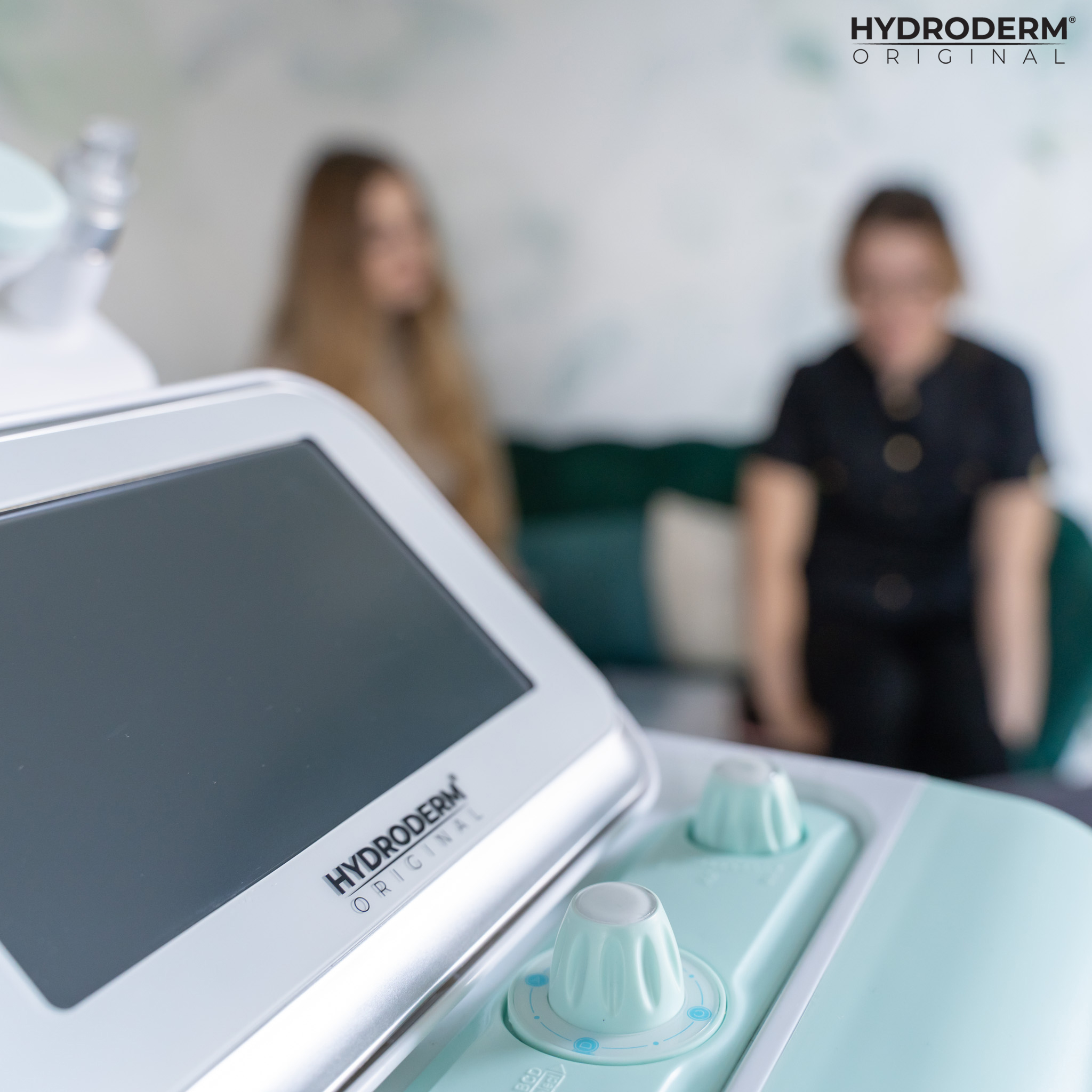 Kosmetolog szczegółowo wyjaśnia różne funkcje i tryby pracy kombajnu Hydroderm