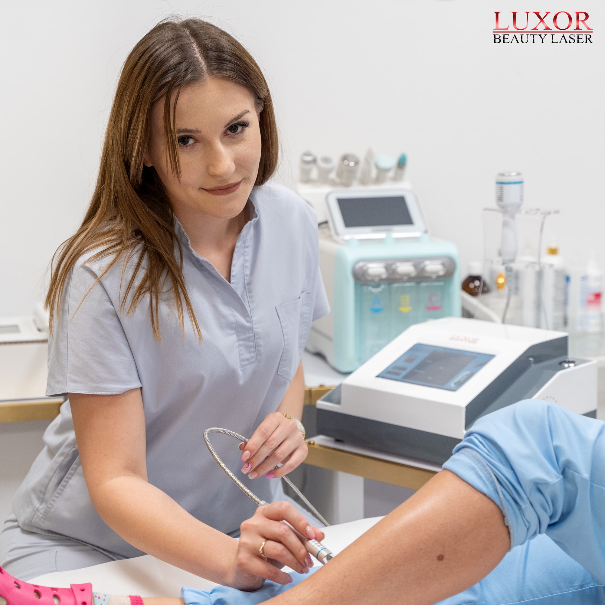 Podczas wykonywania terapii laserowej uczestniczka jest pilnowana przez mgr kosmetologii