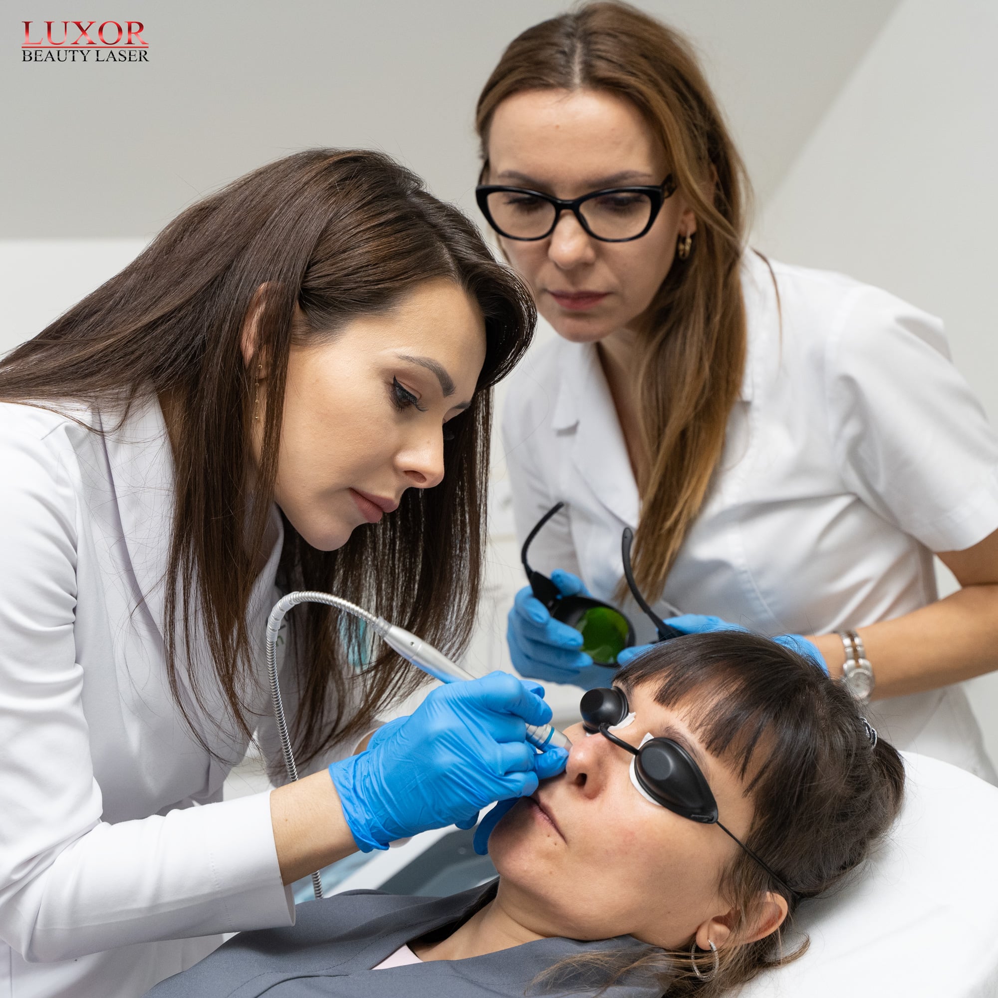 Nasz kurs kosmetyczny Luxor Beauty Laser skupia się na przekazaniu wyczerpujących informacji teoretycznych i praktycznych