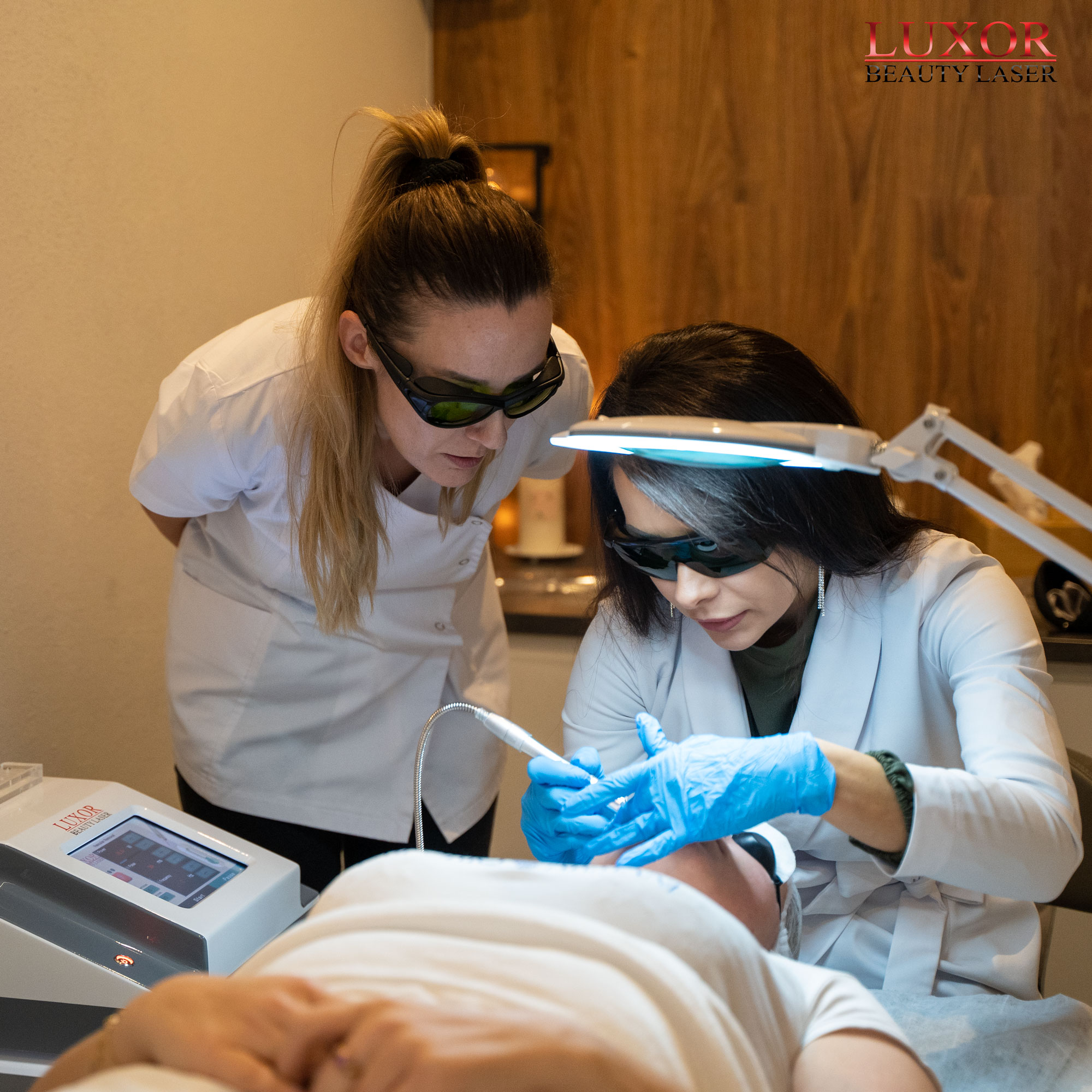 Uczesniczki poprzez obserwację działań kosmetologa uczą się zasad techniki laserowej