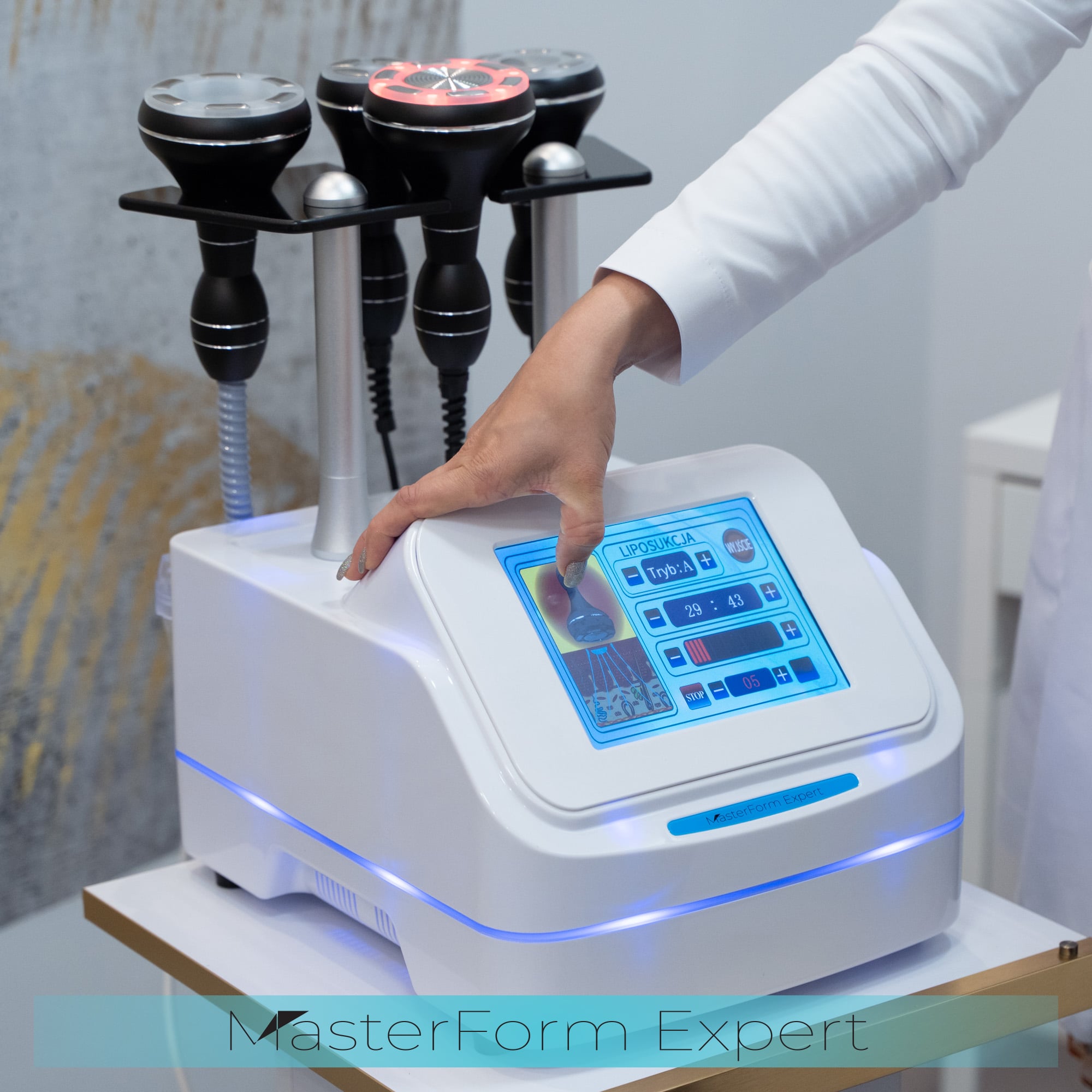Maszyna MasterForm Expert posiada duży ekran dotykowy, który wyświetla dostępne opcje dla wybranej procedury