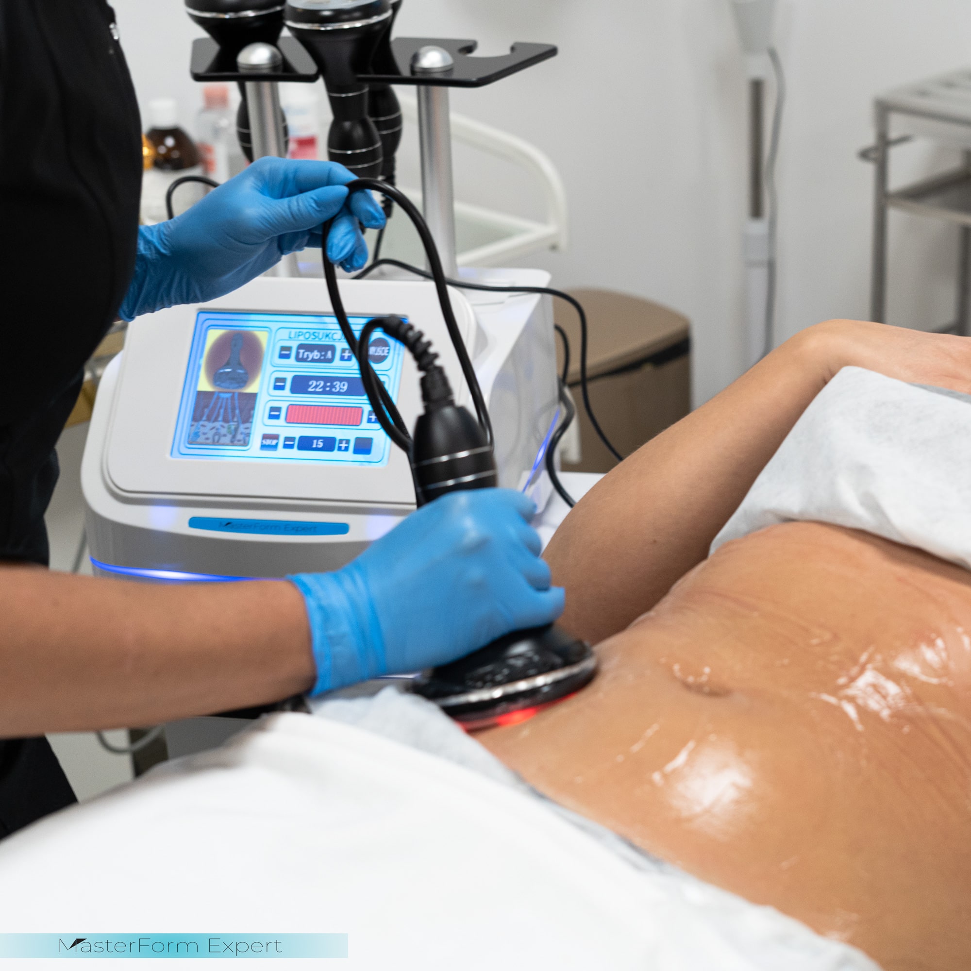 W trakcie liposukcji ultradźwiękowej kosmetolog zdradza szczegóły i tajniki związane z daną procedurą zabiegową