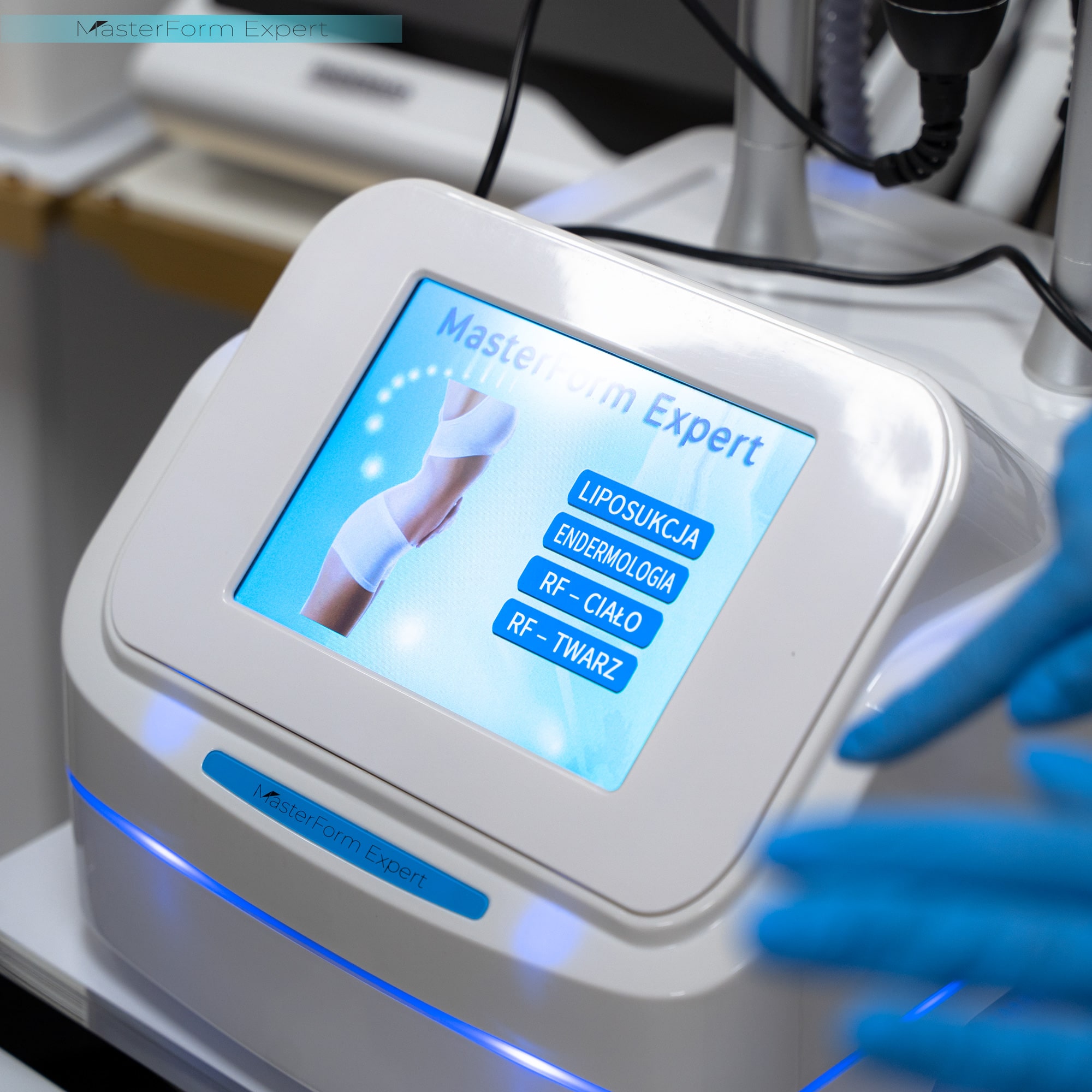 Na ekranie maszyny MasterForm Expert widać 4 dostępne programy zabiegowe - liposukcja, endermologia, RF na ciało lub twarz