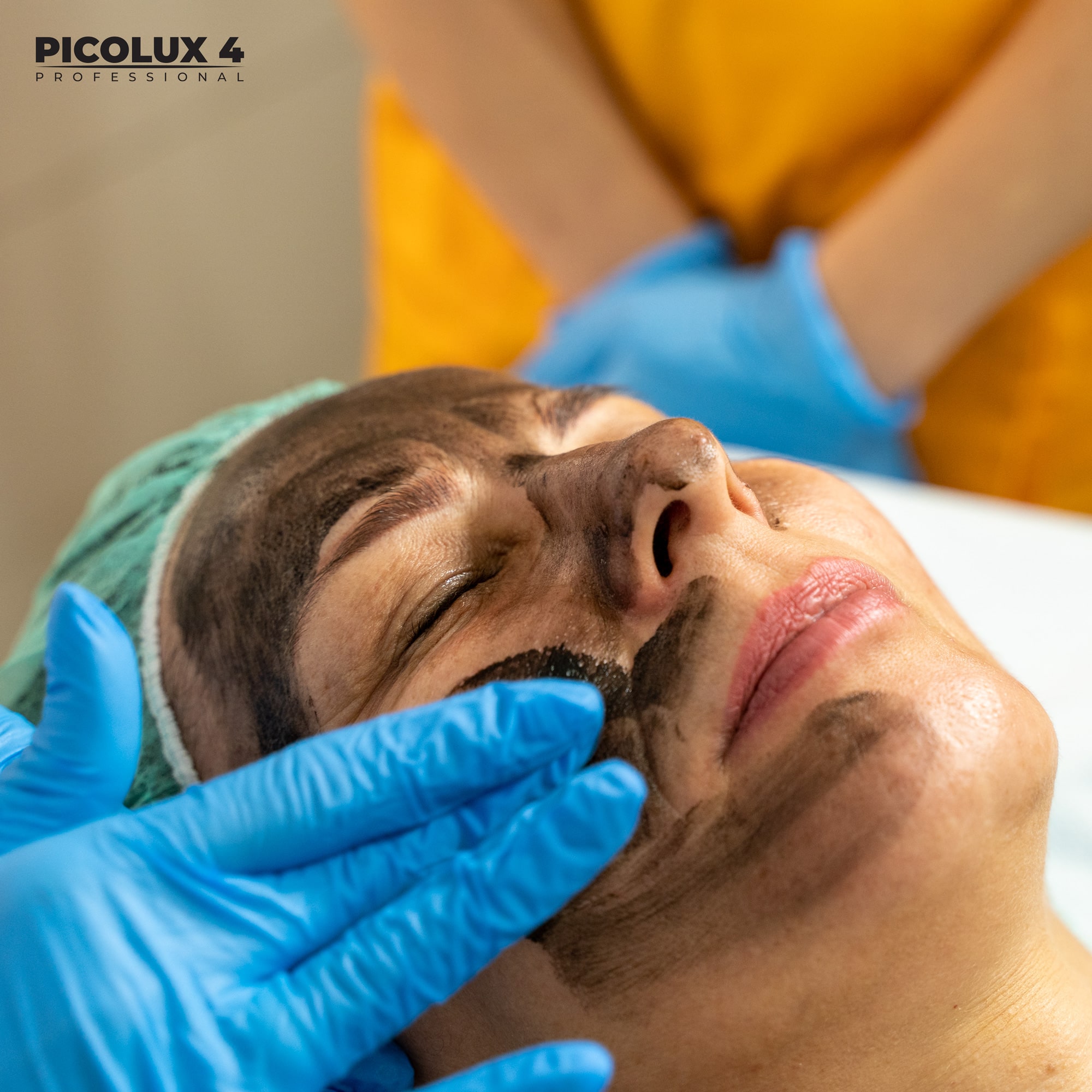 Uczestniczka zgodnie ze wskazówkami od kosmetologa przygotowuje pacjetkę do laserowego peelingu węglowego