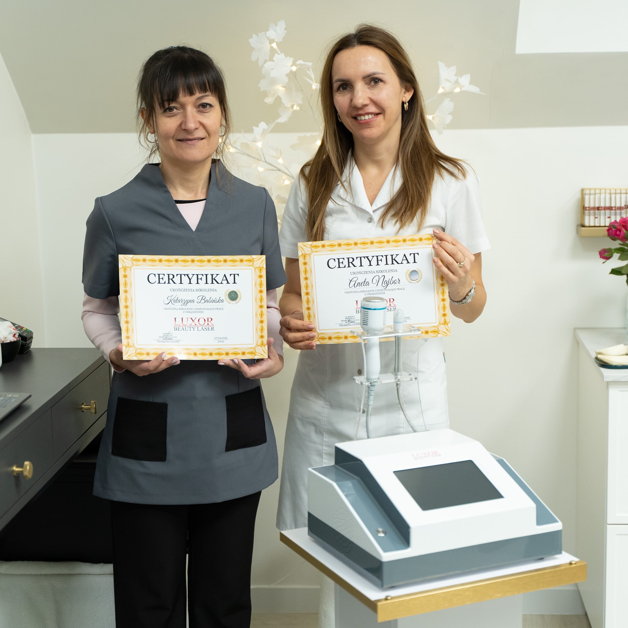 Obie uczestniczki z Andrychowa otrzymały imienne certyfikaty zaświadczające o ich wiedzy i umiejętności obsługi wybranych maszyn zabiegowych