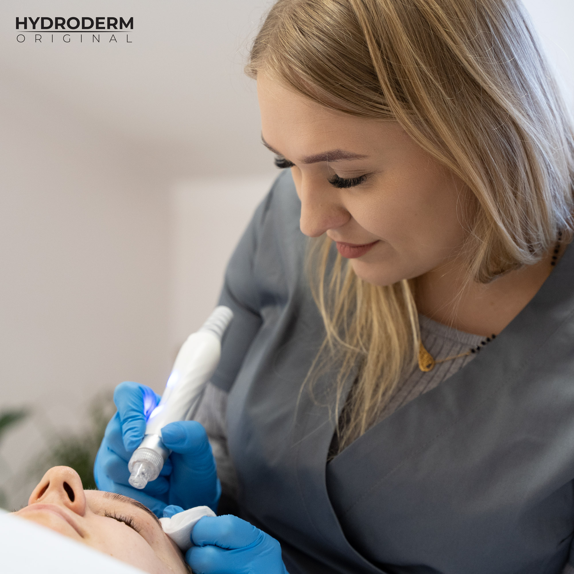 Urządzenie Hydroderm łączy peeling wodorowy z infuzją tlenową, w której można użyć sól fizjologiczną lub inną substancję