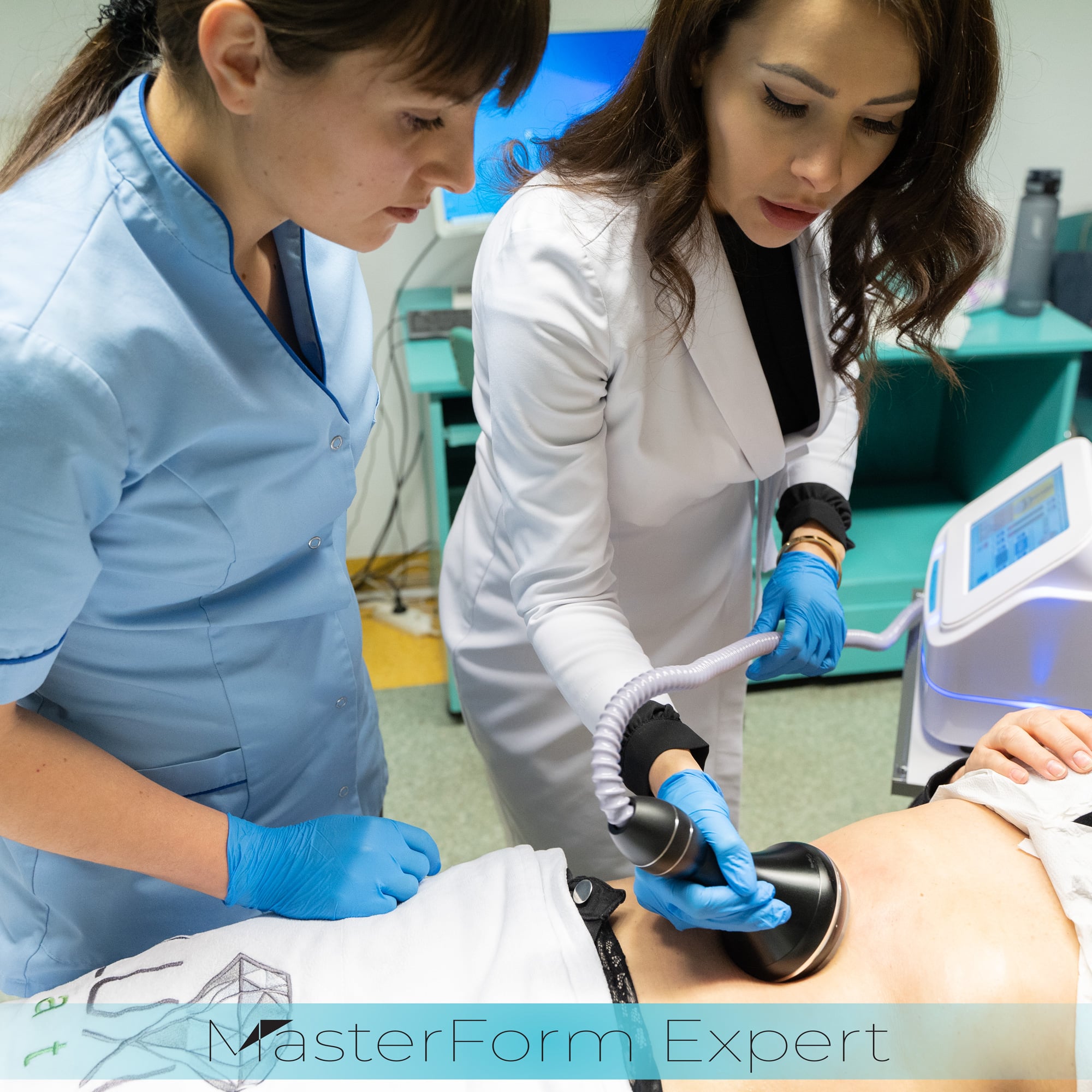 Uczestniczka obserwuje jak kosmetolog prowadzi głowicę ultradźwiękową na obszarze brzucha