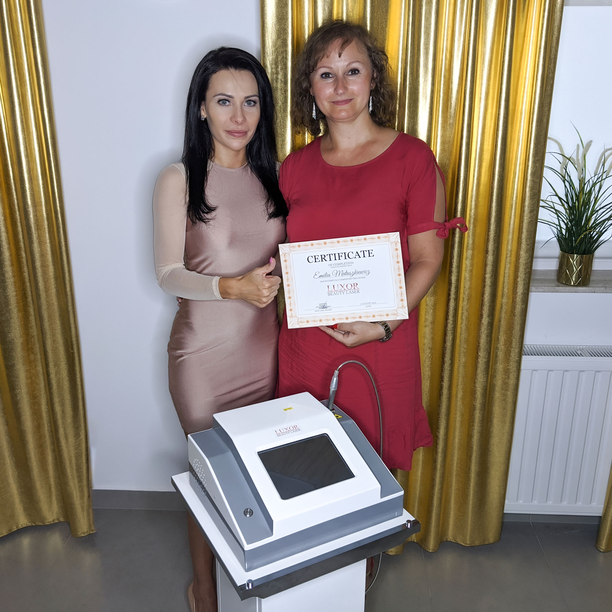 Uczestniczka po szkoleniu z użytkowania aparatu Luxor Beauty Laser otrzymała od naszego zespołu certyfikat, potwierdzający nowe umiejętności